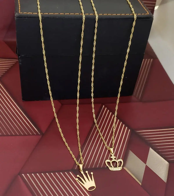 Cadenas De Parejas De Tejido Singapur De 1mm De Grosor + Dijes De Coronas. (Cadena De Dama De 40cm, Cadena De Caballero De 50cm)
