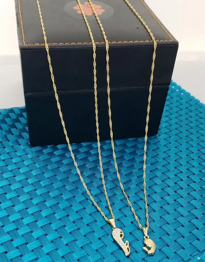 Cadenas De Parejas De Tejido Singapur De 1mm De Grosor + Dijes De La Rosa Mística. (Cadena De Dama De 40cm, Cadena De Caballero De 50cm)