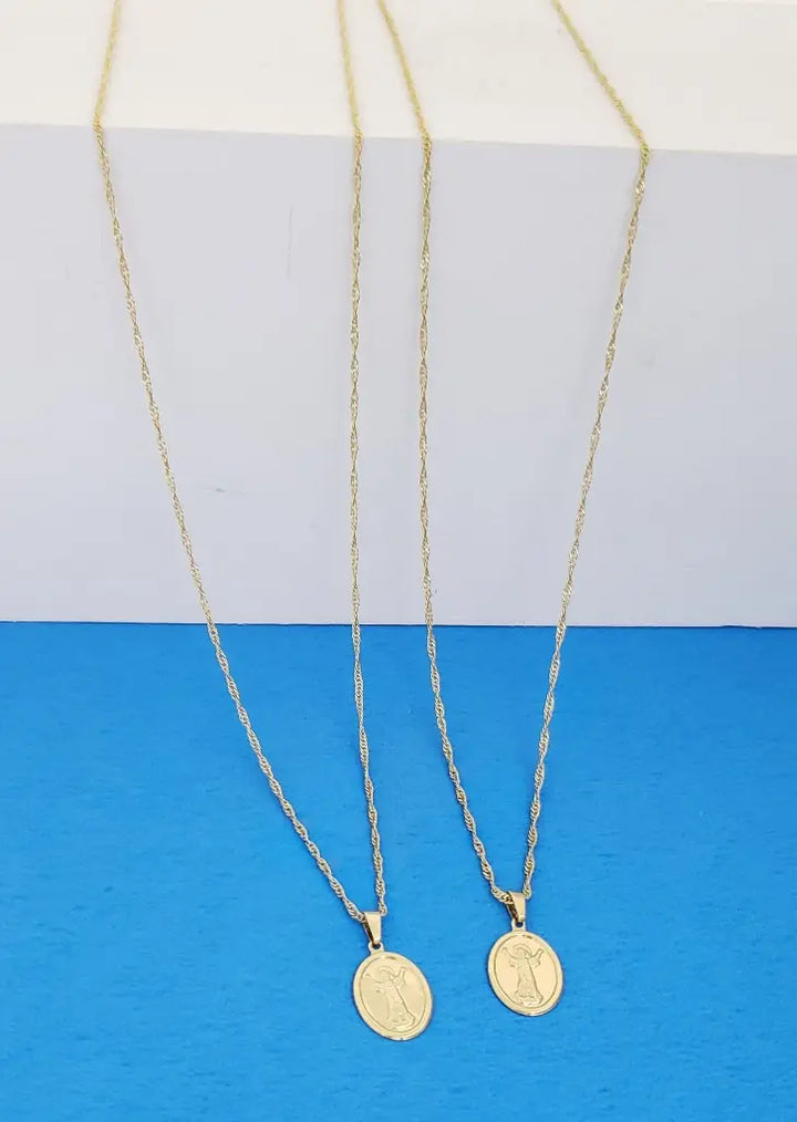 Cadenas De Parejas De Tejido Singapur De 1mm De Grosor + Dijes Del Divino Niño. (Cadena De Dama De 40cm, Cadena De Caballero De 50cm)